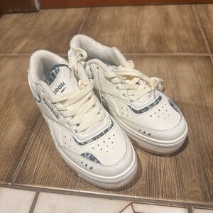 BRAND NEW NEVER WORN REEBOK Y2K BLUE LEAPORD AND WHITE/CREAM SNEAKERS!